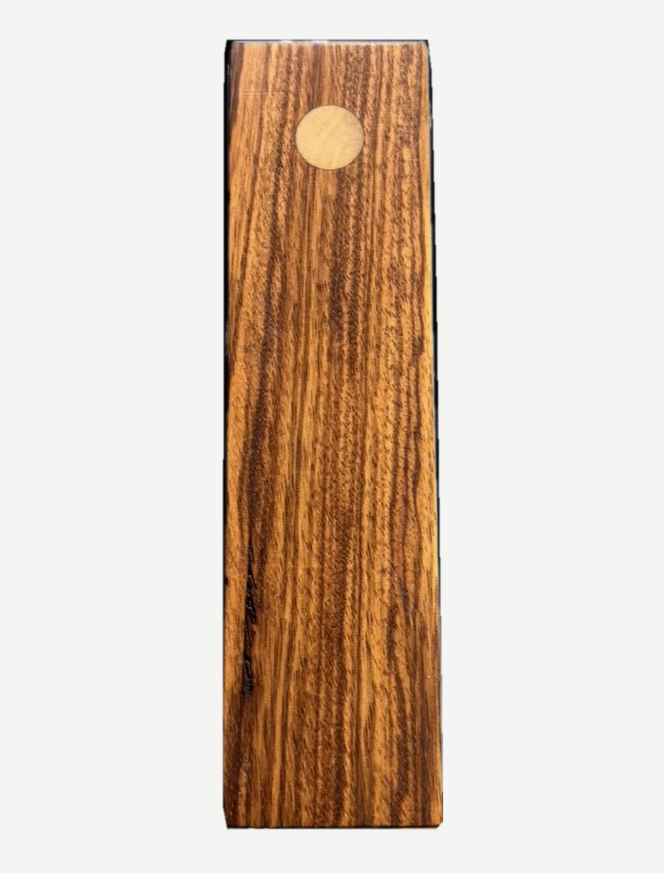Closed wooden razor box